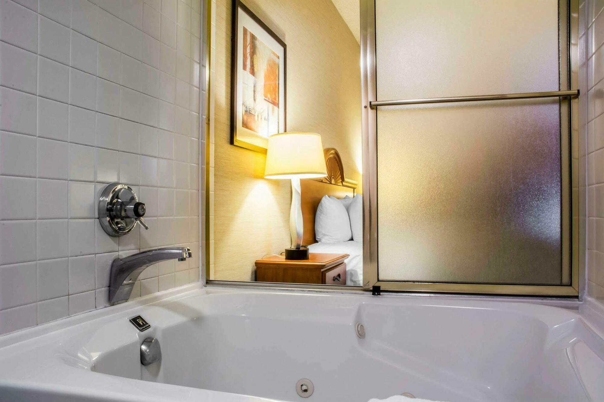 Quality Inn & Suites Mansfield Ngoại thất bức ảnh